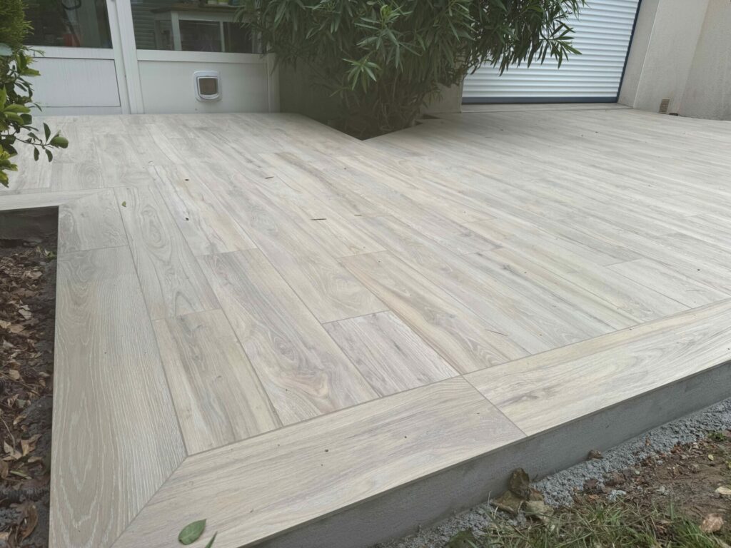 Réalisation de terrasse en carrelage imitation bois par Vachery Carrelage, entreprise de carrelage à Vannes