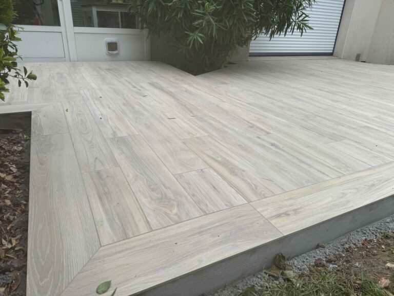 Réalisation de terrasse en carrelage imitation bois par Vachery Carrelage, entreprise de carrelage à Vannes